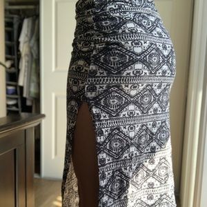 Double slit flowy pattern skirt